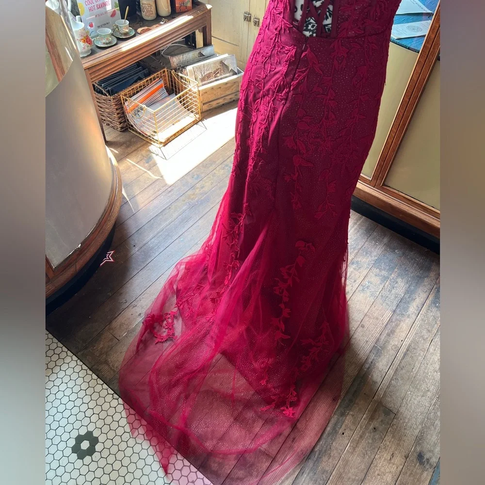 Pomuyoo Elegant Red Lace Mermaid Silhouette Evening Gown - Picture 4 of 10